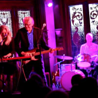 Bees Deluxe play "Lose Your Blues" at The Bull Run thumbnail