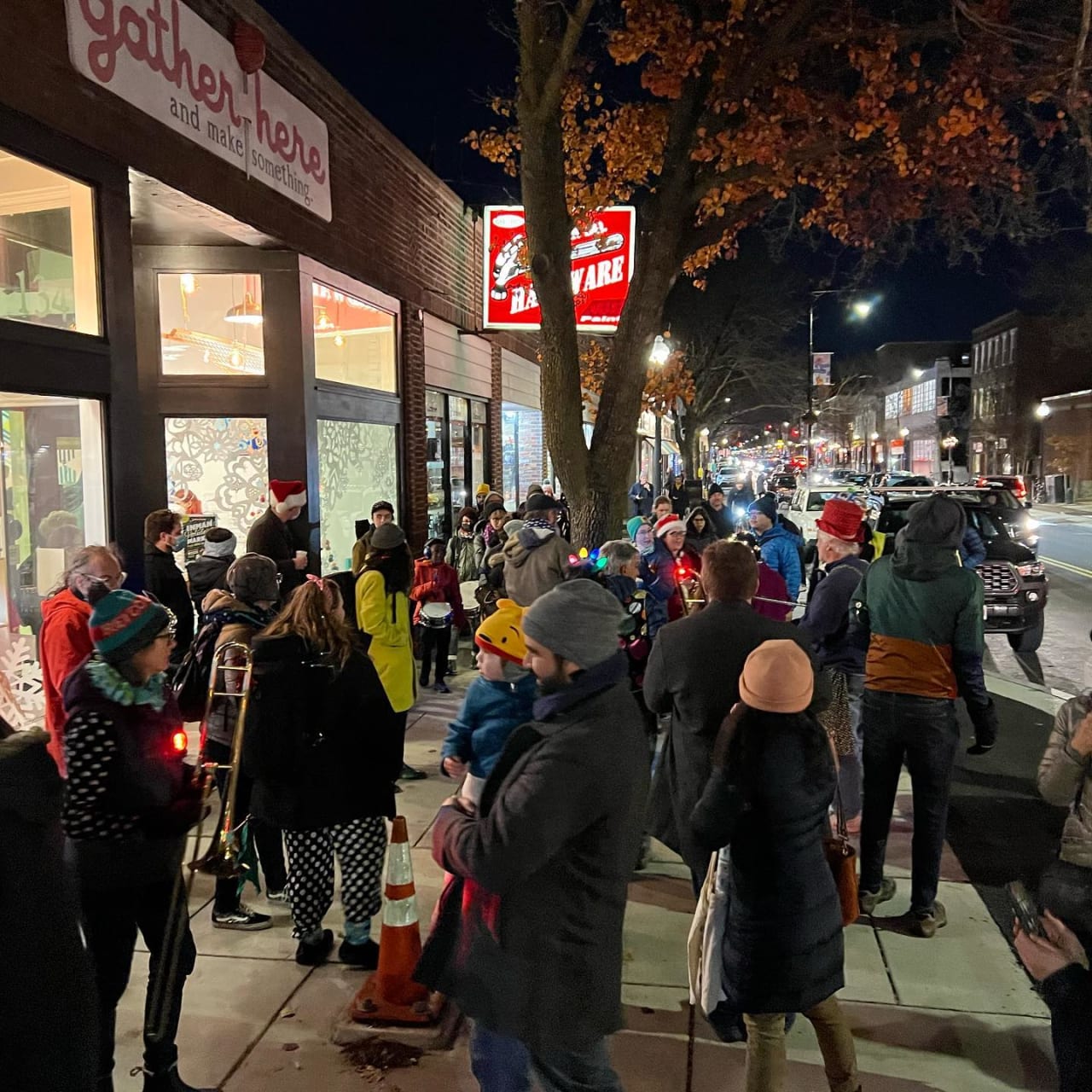 https://media.thebostoncalendar.com/images/c_fit,w_1280,h_1280,q_auto,fl_lossy/v1702065092/zsacswlgibi0ghce5ot7/annual-cambridge-street-holiday-stroll-2023.jpg